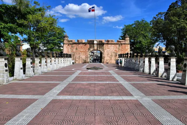 Santo Domingo - Puerta del Conde